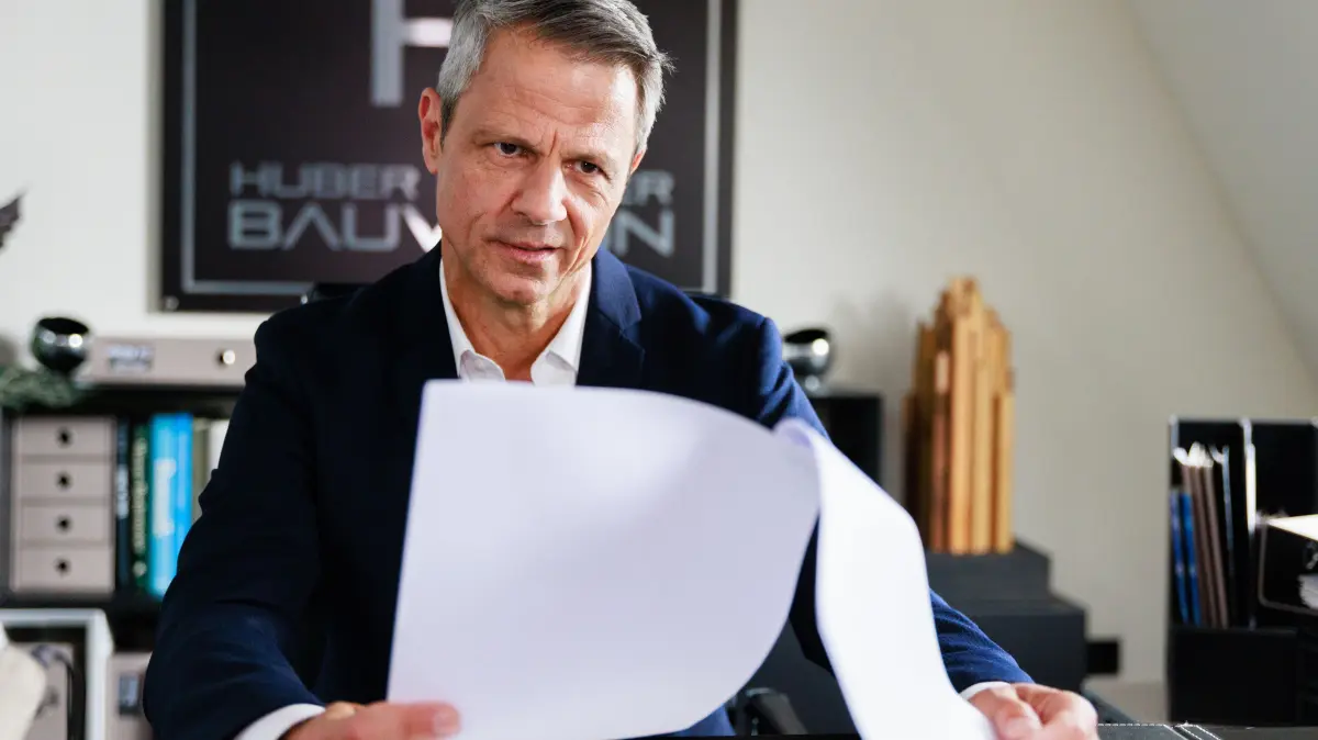 Benedikt (Jens Hajek) wird von Patrizia in arge Versuchung geführt.
