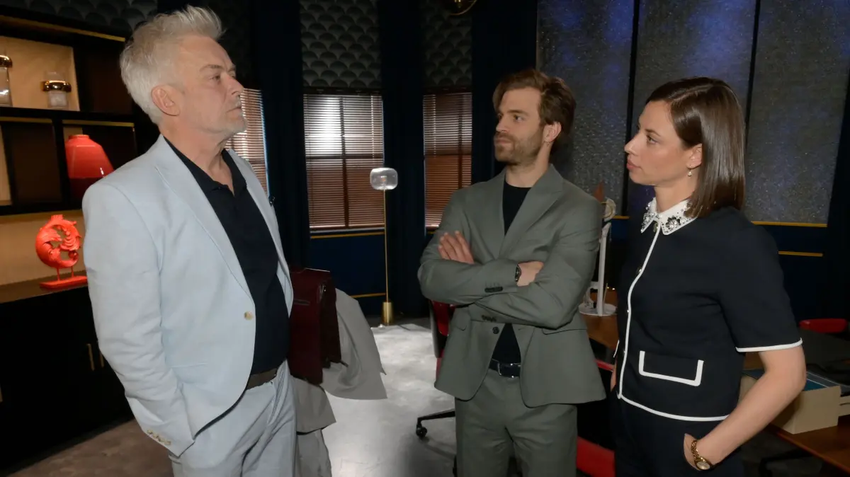 Matilda (Anna-Katharina Fecher) und Julian (Onno Buß, M.) genießen es, Richard Kaltenbach (Stephan Schill) vorzuführen.
