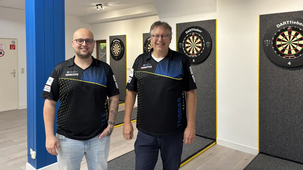 Oli Müller (links) und xx freuen sich, dass der RV Comburg in der alten Apotheke von Braunsbach eine neue Location gefunden hat.