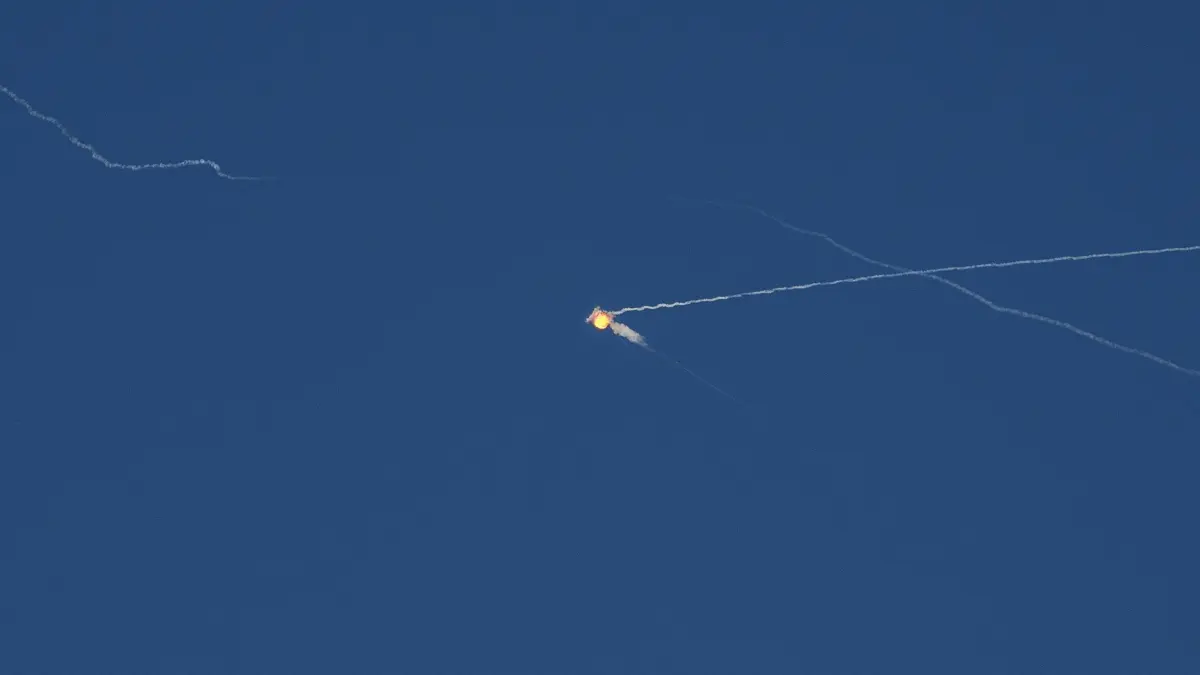 Ukraine-Krieg - Kiew: ARCHIV - 25.06.2026, Ukraine, Kiew: Eine ukrainische Rakete fängt während eines russischen Angriffs auf Kiew eine russische ballistische Rakete ab. (zu dpa: «Ukraine: Mindestens acht Tote bei russischer Angriffswelle») Foto: Evgeniy Maloletka/AP/dpa +++ dpa-Bildfunk +++