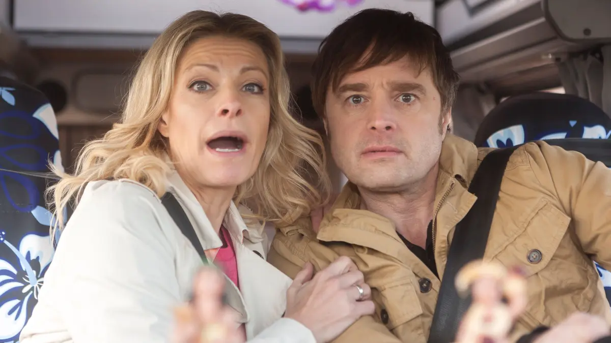 Sonja (Anne Apitzsch) und Paul Beckmann (Eric Langner) erkennen schockiert die auf sie zukommende Gefahr...