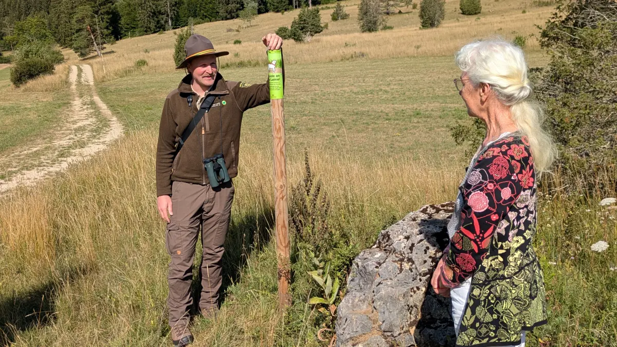 Für Ranger Daniel Schlemonat gehört der Besucherkontakt auf seinen Streifen durch die Wacholderheiden des Diegelfelds zum Alltag.