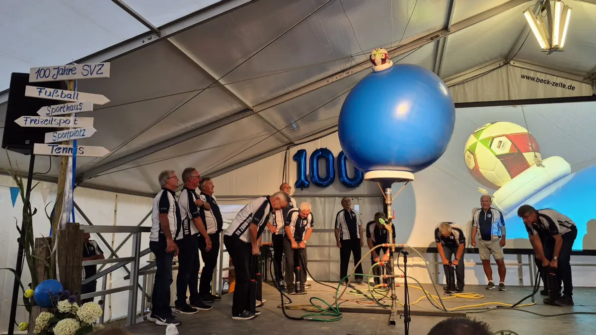 Die Jedermänner schafften es in der vorgegebenen Zeit, den Gymnastikball so aufzublasen, dass der Fußball zum Fall gebracht wurde.