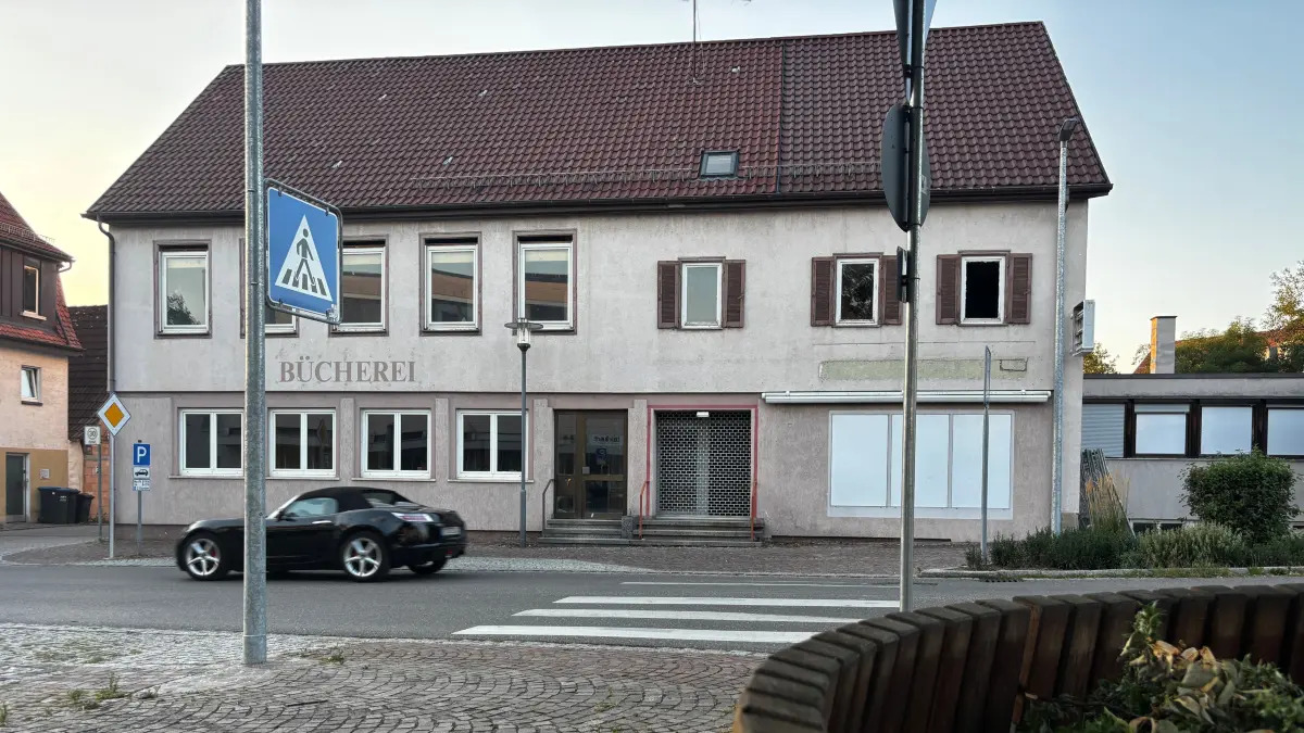 Bäckerei, Gaststube und Bücherei fanden sich schon in diesem Gebäude, dem ehemaligen Waldhorn. Nun sollen dort Wohnungen entstehen.