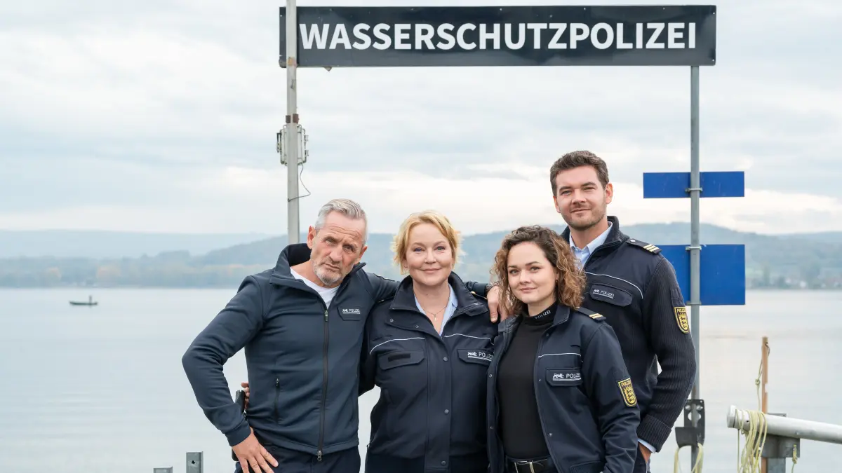 Die Schauspieler Tim Wilde (in der Rolle Paul Schott, l-r), Floriane Daniel (in der Rolle Nele Fehrenbach), Wendy Güntensperger (in der Rolle Julia Demmler) und Max König (in der Rolle Jakob Frings) stehen am Drehort für die ARD-Serie «WaPo Bodensee» für ein Foto auf einem Steg zusammen. Die Serie geht in eine neue Runde. (zu dpa: «Rätsel und unsichtbare Feinde: Neue Folgen «WaPo Bodensee»») +++ dpa-Bildfunk +++