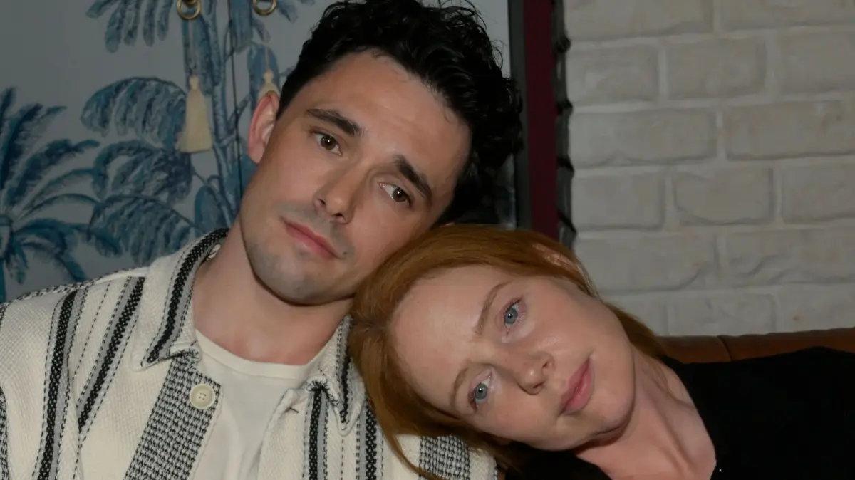 Luis (Marc Weinmann) und Toni (Olivia Marei) wollen Berlin verlassen.