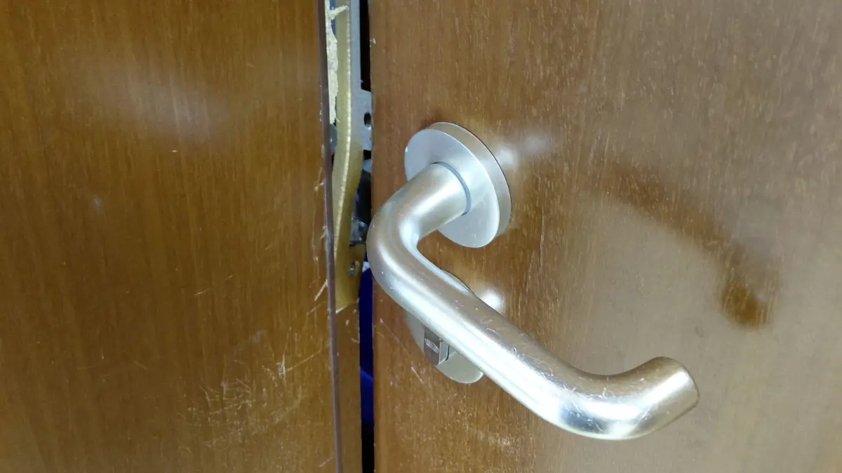 Einbruch Haus der Begegnung HdB, Bahnhofstr. 75, Geislingen - Zeigt im OG eine aufgebrochene Türe.