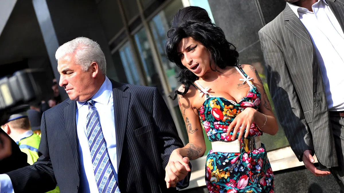 Amy Winehouse 2009 zusammen mit ihrem Vater Mitch Winehouse am Westminster Magistrates’ Court. Damals musste sich Amy Winehouse selbst wegen Körperverletzung vor Gericht verantworten.