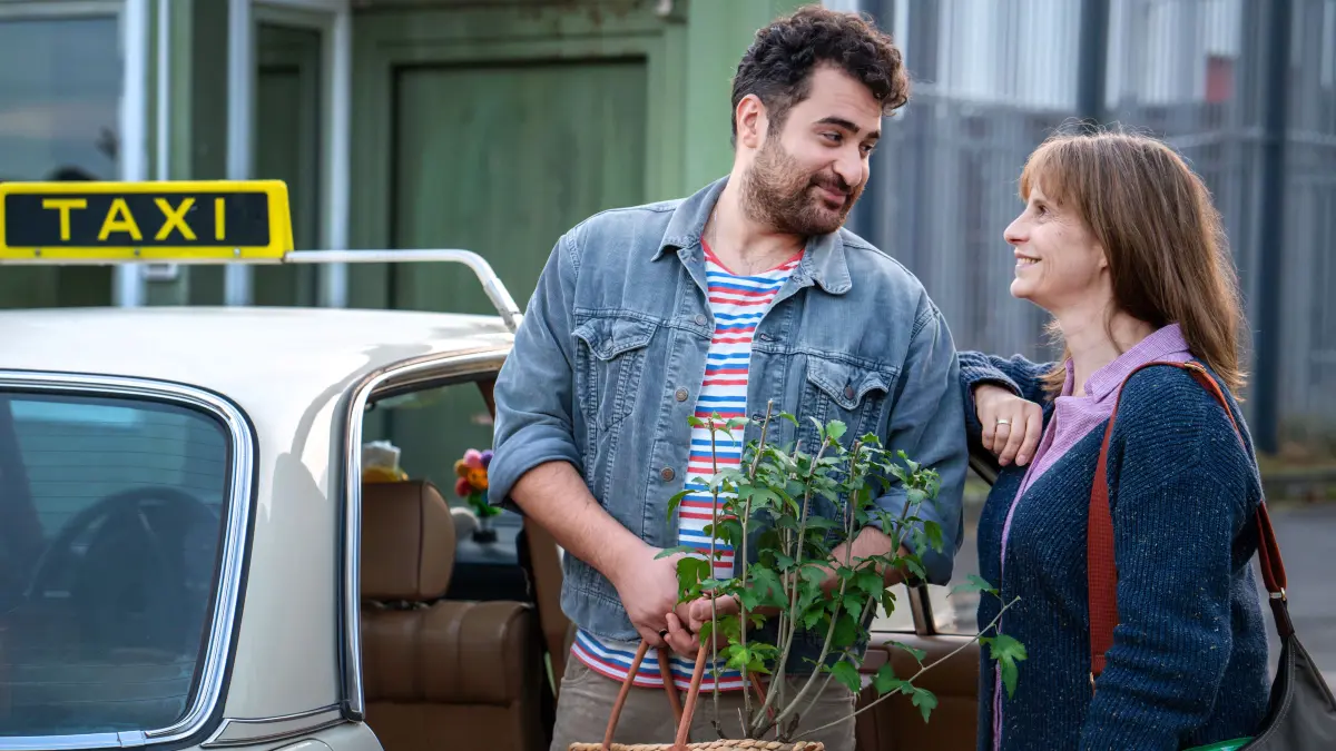 Was noch Schönes kommt für Kleptomanin Amelie (Julia Jäger, Mitte) mit Taxifahrer Barış (Ugur Kaya, li.)