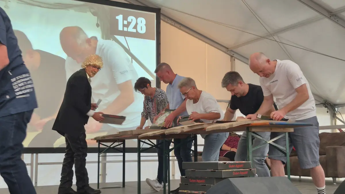 Wer kann schneller Pizzakartons falten – der SVZ oder der CVJM?