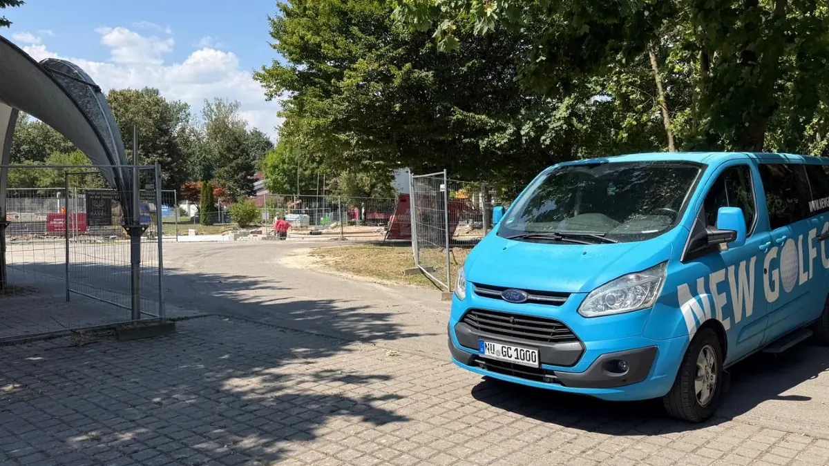 Noch ist es nur ein Hindernis und keine Blockade: So soll sich schon mal ein Gewöhnungseffekt einstellen. Denn bald schon gibt es den Weg über die Golf-Anlage zu den nebenanliegenden Tennis- und Padel-Plätzen in Neu-Ulm nicht mehr.