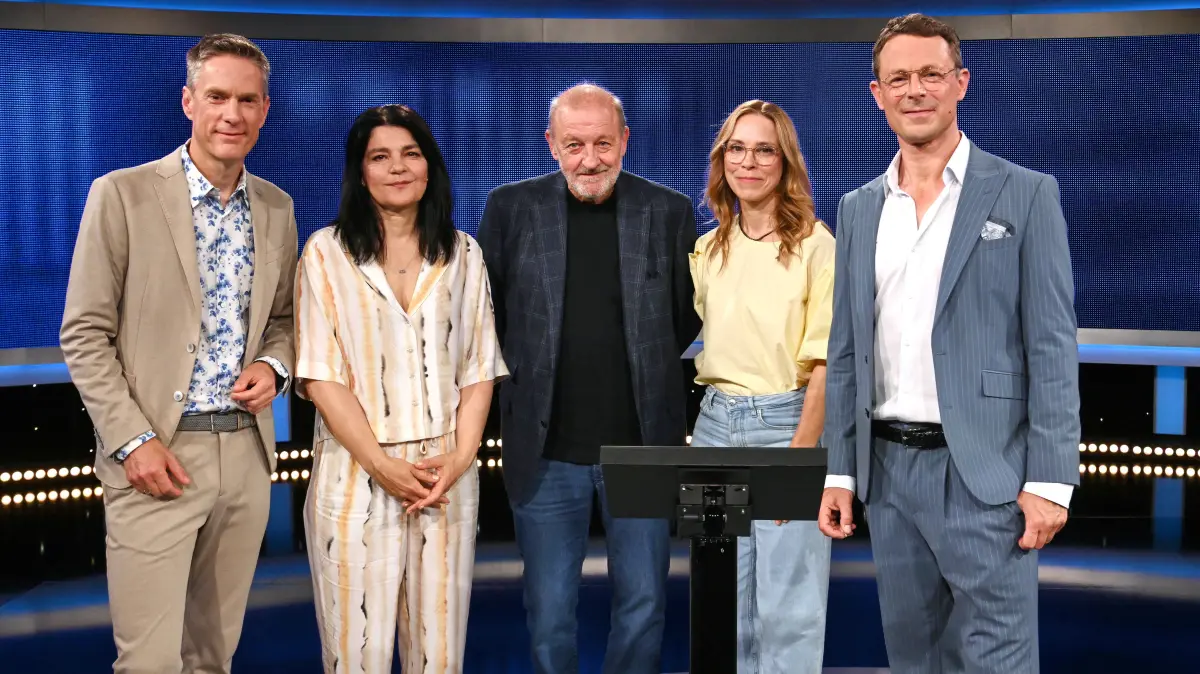 Moderator Alexander Bommes (r.) mit den Kandidatinnen und Kandidaten: Sven Lorig, Jasmin Tabatabai, Leonard Lansink und Anneke Kim Sarnau (v. l. n. r.)