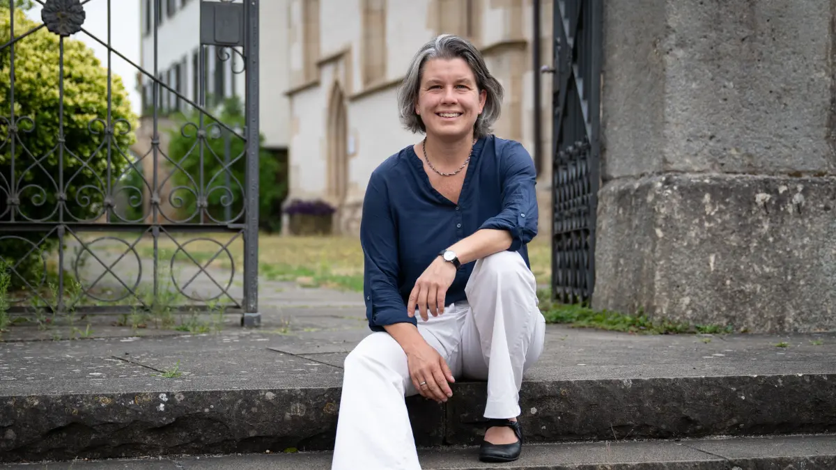 Karoline Ritberger-Klas vor der Weilheimer Kirche