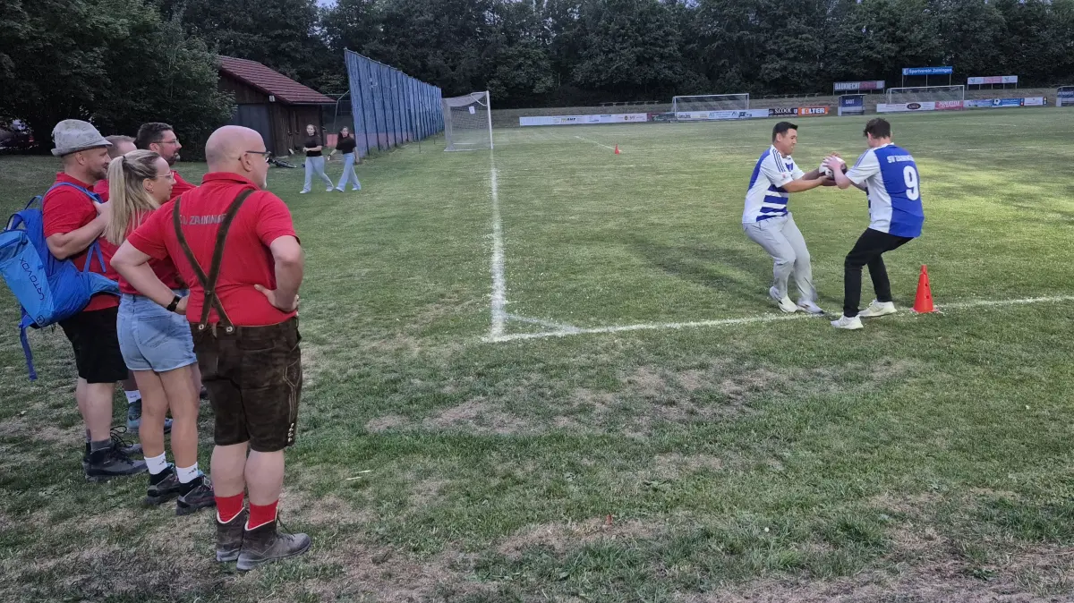 Die Wette gilt … Wer schafft den Staffellauf schneller? Der SV Zainingen rückwärtslaufend mit Sportschuhen und Ball oder der SAV Zainingen mit Wanderschuhen, Hut und Rucksack.