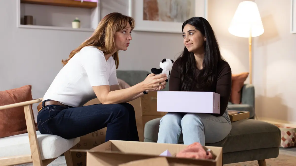 Esma (Özge Delioglan, r.) beginnt zu begreifen, dass es zwischen Tobias und ihr wirklich nicht die große Liebe war. Links Dana (Viola Wedekind)