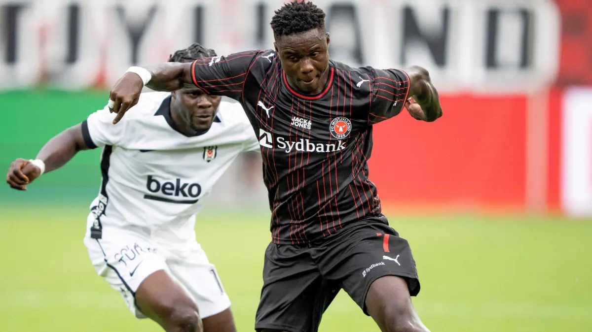 FBL-C3-QUALIFICATION-MIDTJYLLAND-BESIKTAS: Midtjylland's Bissau-Guinean forward Dju Franculino fights for the ball with Besiktas's Beninese defender Junior Olaitan during the UEFA Europa League second qualifying round second leg football match between FC Midtjylland and Besiktas JK in the MCH Arena in Herning, Denmark, on July 30, 2026. (Photo by Bo Amstrup / Ritzau Scanpix / AFP) / Denmark OUT