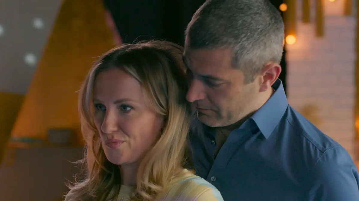 Isabelle (Ania Niedieck) schmeißt Dragan (Florian Thunemann) aus der gemeinsamen Wohnung.