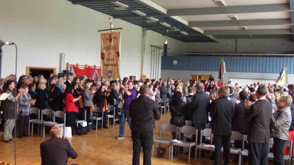 Präsentation der Vereinsfahnen bei den Chortagen zum Jubiläum 175 Jahre Liederkranz Gaildorf im Schenk-Albrecht-Saal in der Limpurghalle.