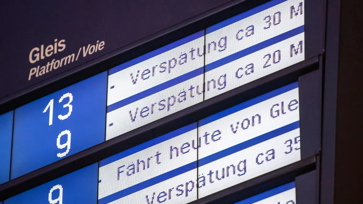 Verpätungen bei der Bahn: ARCHIV - 11.06.2019, Baden-Württemberg, Stuttgart: Auf einer Anzeigetafel am Hauptbahnhof werden bei mehreren Zugverbindungen Verspätungen angezeigt. (zu dpa: «Störungen an Signal: Regionalverkehr in Essen eingeschränkt») Foto: Fabian Sommer/dpa +++ dpa-Bildfunk +++