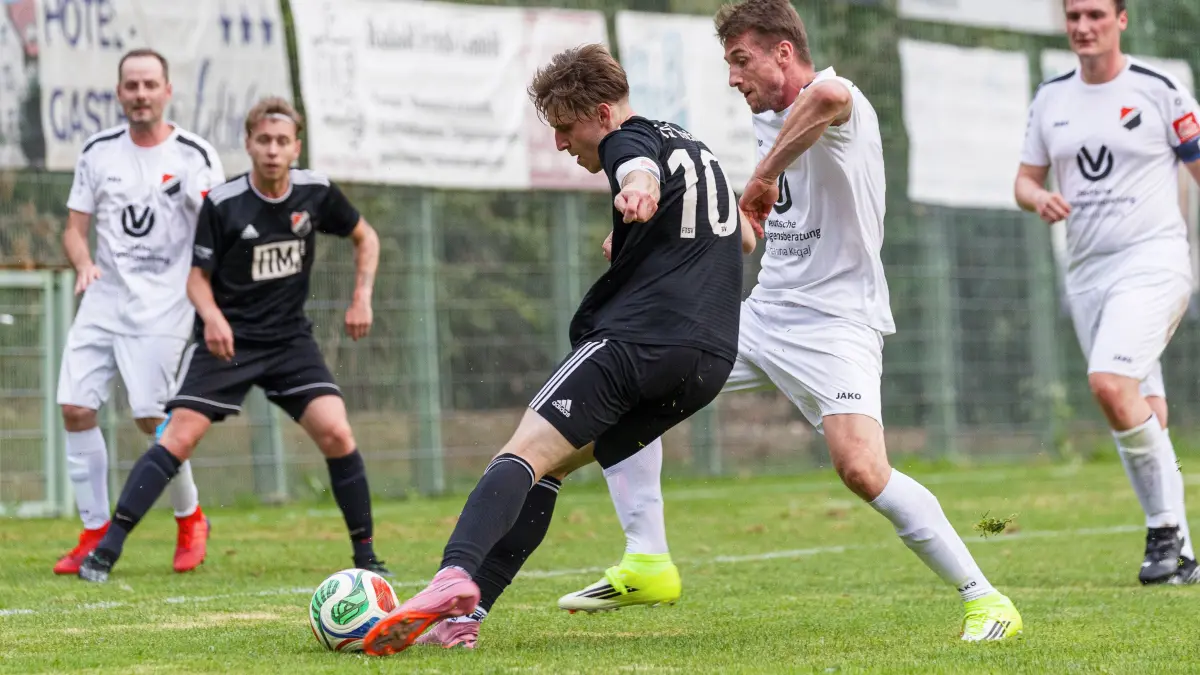 GZ-Pokal 2026: GZ-Pokal 2026; SGM TV Eybach/FTSV Kuchen II - FTSV Kuchen;
Fynn Kloß (FTSV Kuchen, #10) erzielt den Treffer zum 2:0, Daniel Maurer (SGM TV Eybach/FTSV Kuchen II, #19) kommt zu spät;
Spieltag 7, Spiel 1;
30.07.2026; Wiesensteig.
Foto: Thomas Madel