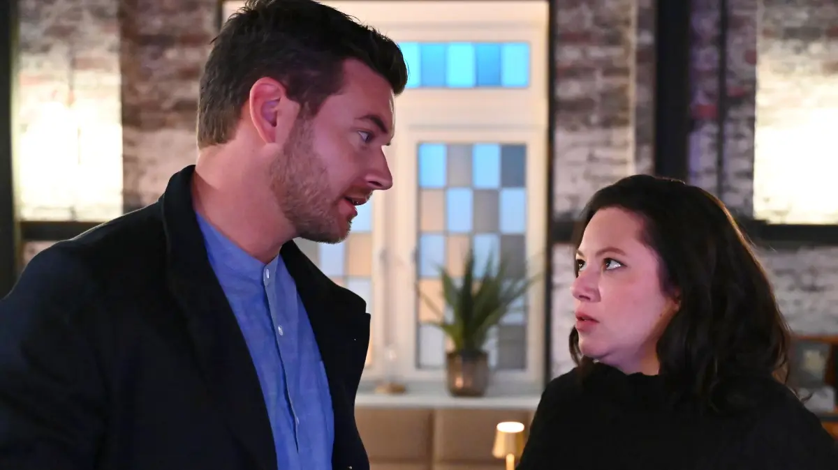 Vanessa Steinkamp (Julia Augustin) lässt sich von Jugendamtsmitarbeiter Arne Wieland (Max König) zu einer Drohung provozieren.