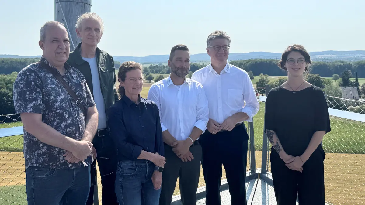 Verantwortlich für die neue digitale Plattform am Heidengrabenturm: Dieter Hagmann (historische Inhalte), Programmierer Sebastian Zimmermann, Kirsten Brockhoff (zweckverband Heidengraben), die Bürgermeister Patrick Docimo und Siegmund Ganser sowie Tanja Breitenbücher (von links).