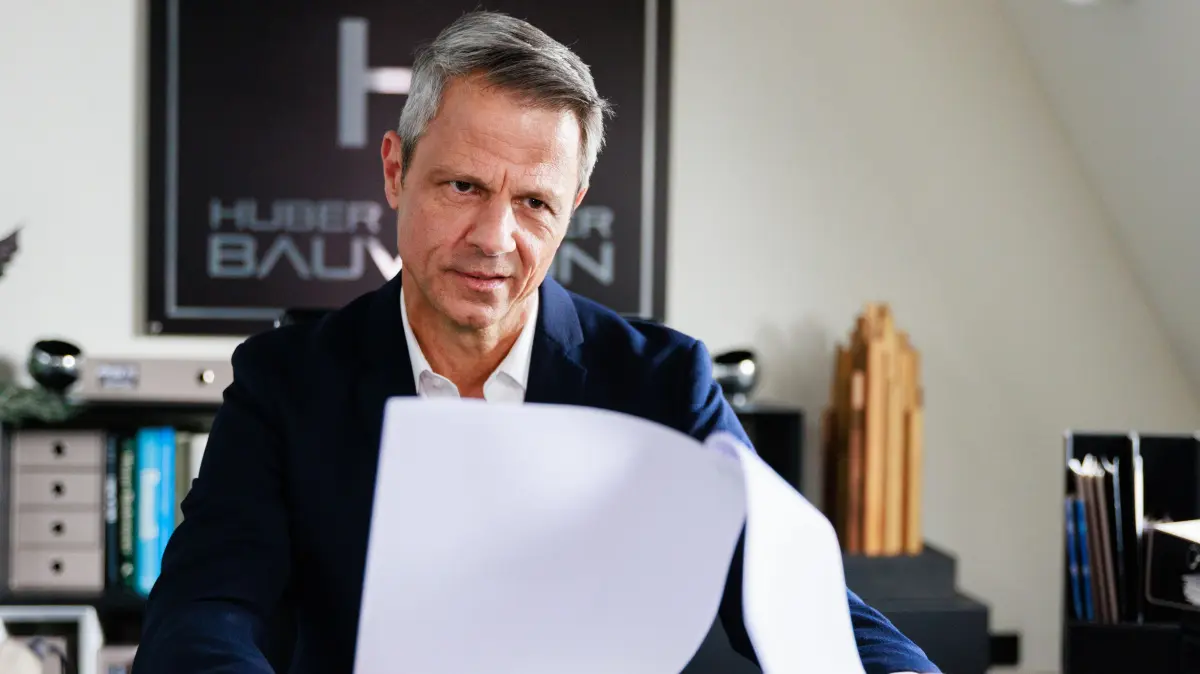 Benedikt (Jens Hajek) wird von Patrizia in arge Versuchung geführt.