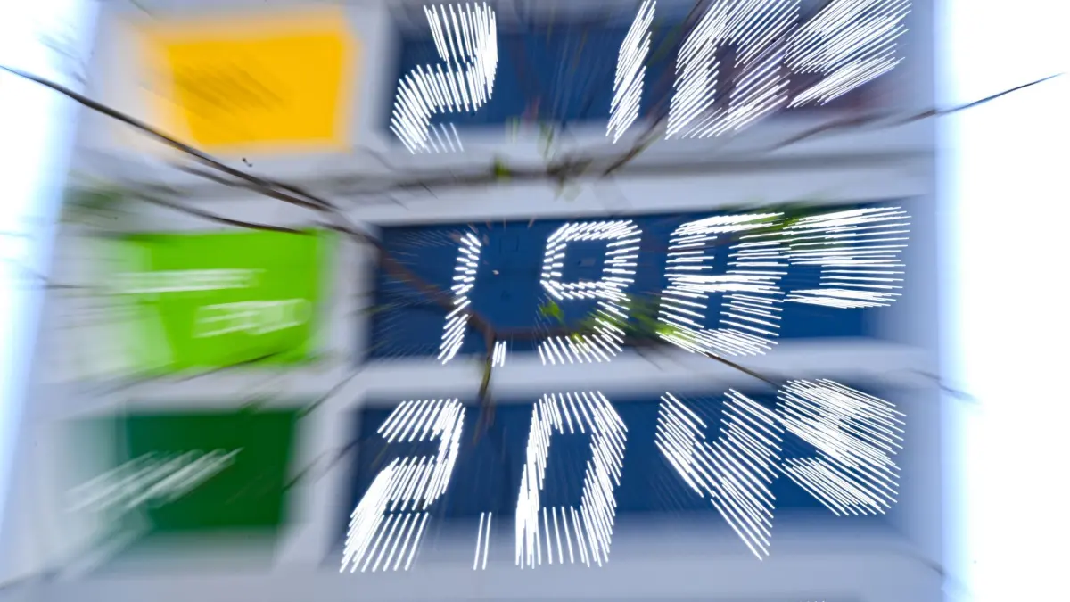 Spritpreise: ARCHIV - 17.04.2026, Baden-Württemberg, Stuttgart: An einer Preisanzeige einer Tankstelle wird unter anderem der Preis von 1,98 Euro für einen Liter Super E10 angezeigt (Wischeffekt durch zoomen bei einer Langzeitblichtung). (zu dpa: «Inflationsrate in Sachsen deutlich gestiegen») Foto: Bernd Weißbrod/dpa +++ dpa-Bildfunk +++