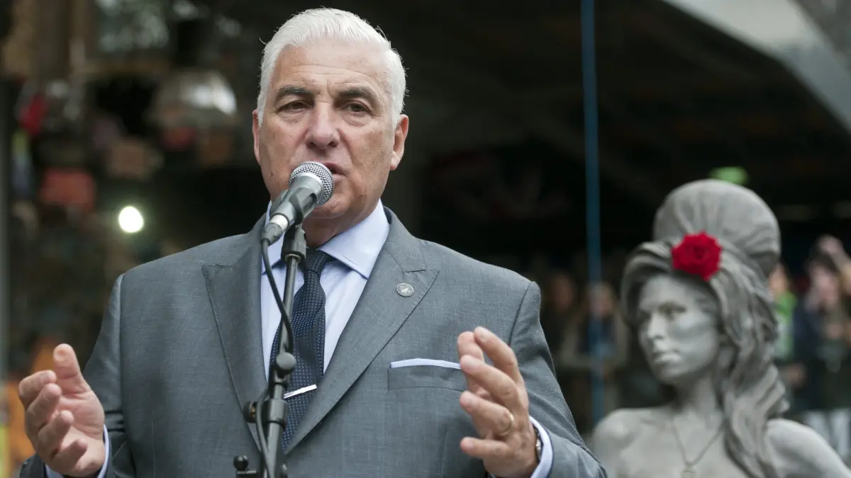 Mitch Winehouse, der Vater der verstorbenen Amy Winehouse, spricht 2014 mit Fans, Familienangehörigen und den Medien, nachdem im Stables Market, London, eine Statue seiner Tochter enthüllt wurde.
