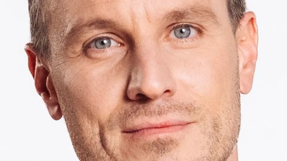 AWZ-Anwalt Kilian Reichenbach (Marc Dumitru) ahnt nicht, dass er Opfer einer Intrige wird.