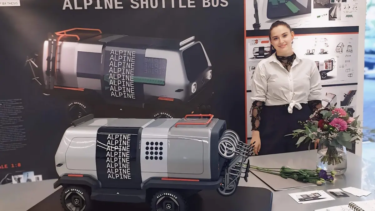 Sisi Nysa Maria Albarrán Moll bei der Abschlussfeier der Hochschule für Gestaltung in Pforzheim mit ihrem klimafreundlichen Alpenbus, den sie in Kooperation mit Daimler Truck gestaltet hat.