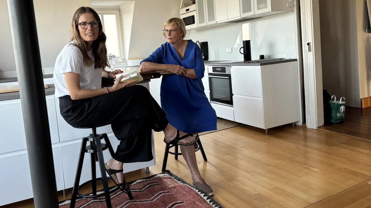 Wohnzimmerlesung mit Nina Lenz (links im Bild)