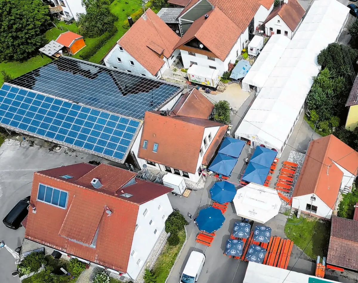 Die Ehestetter Backhaus-Hockete ist perfekt vorbereitet: Neben Plätzen im Freien, mit und ohne Schirm, stehen auch genügend Plätze im Zelt bereit.⇥SV Ehestetten