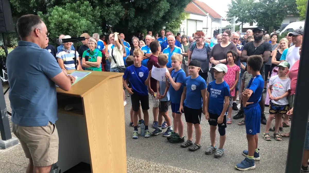 "Die aktuelle Sachlage hat mich tief betroffen und geradezu ein wenig sprachlos gemacht", sagte Chorwerk-Vorsitzender Armin Löffler vor der Bildechinger Halle.