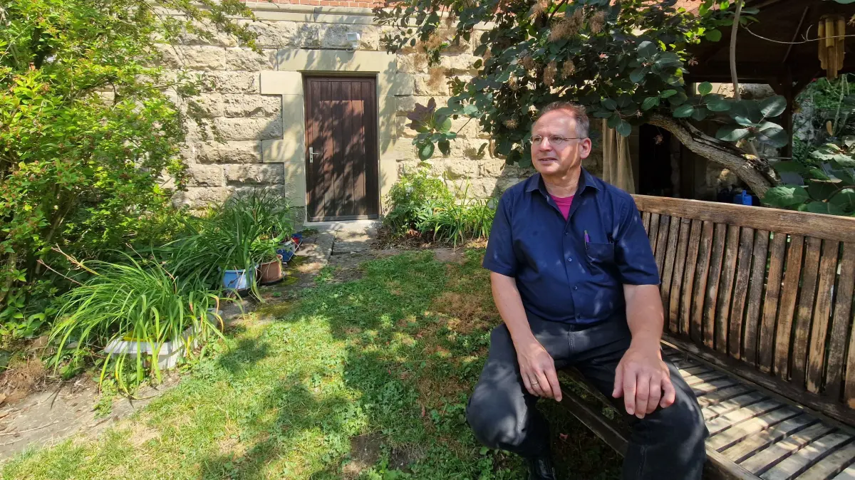 Genießt die Sommeridylle im eigenen Pfarrgarten: Horbs evangelischer Stadtpfarrer Christoph Kirn freut sich über das grüne Paradies, das sein historisches Wohnhaus fast vollständig umgibt.