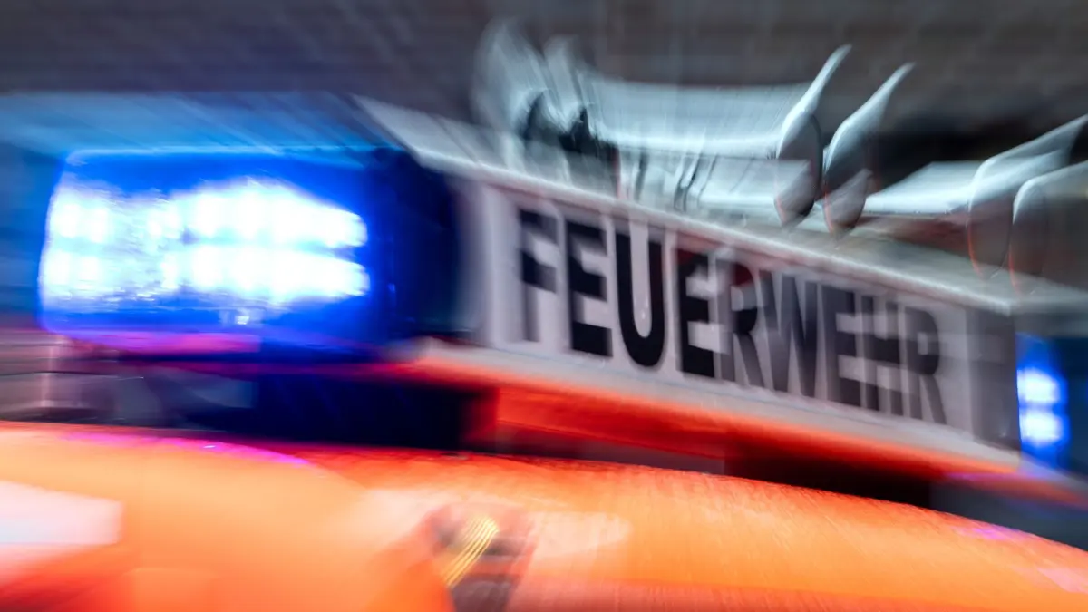 Feuerwehr: ARCHIV - 12.02.2025, Baden-Württemberg, Stuttgart: Ein Einsatzfahrzeug der Feuerwehr steht mit Blaulicht im Hof der Feuerwache 5 Filder (gestellte Szene, Zoomeffekt durch Langzeitbelichtung). (zu dpa: «Lkw-Brand greift auf Lagerhalle über») Foto: Marijan Murat/dpa +++ dpa-Bildfunk +++