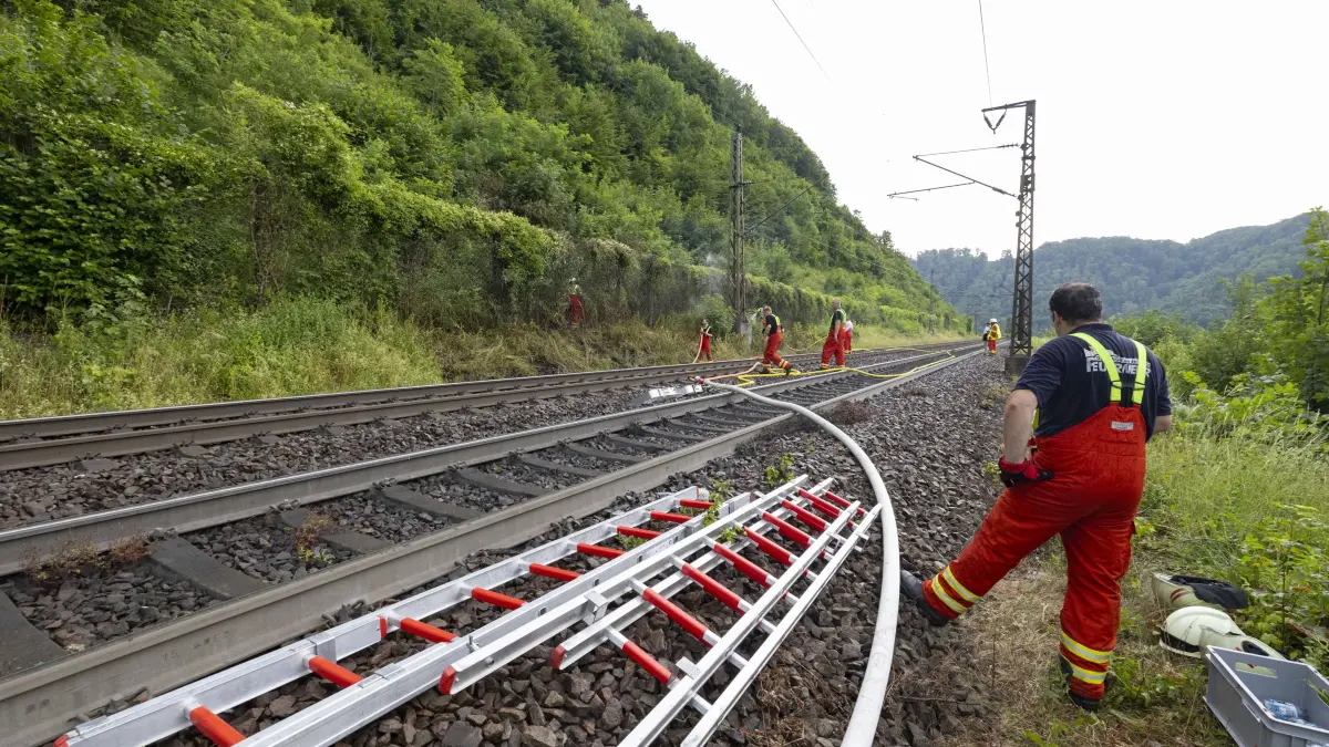 Schon vor einem Jahr war es zu einem Böschungsbrand an der Geislinger Steige auf Höhe des Friedhofs gekommen (Archivfoto).