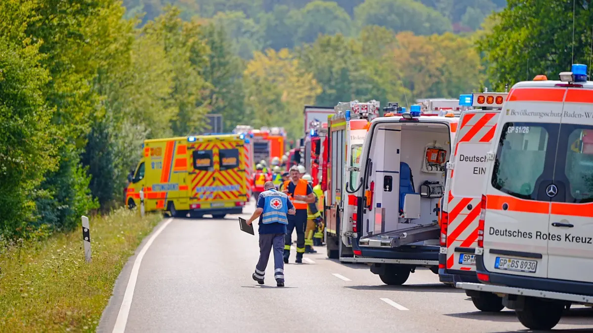 Schwerer Unfall - Frontalzusammenstoß zwischen Bus und Pkw