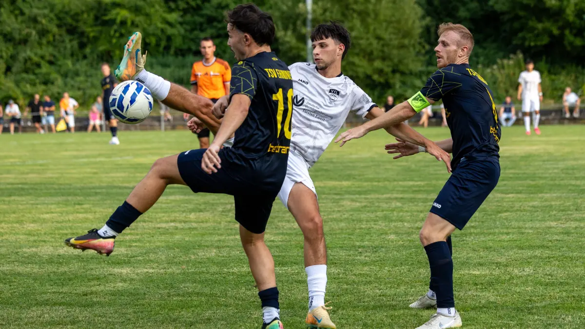 VFL Pfullingen - TSV Ehningen, Fussball, Herren, WFV-Pokal, Saison 2026/2027, 31.07.2026,: VFL Pfullingen - TSV Ehningen, Fussball, Herren, WFV-Pokal, Saison 2026/2027, 31.07.2026, Egeme Sarikaya (TSV Ehningen #10), Jakob Kuhle (VFL Pfullingen #20) und Marcel Sigloch (TSV Ehningen #08)
Foto: DROFITSCH/EIBNER
