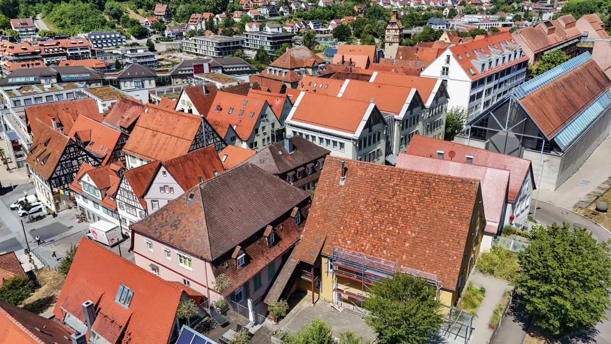 Baurechtsamt Schwäbisch Hall Gymnasiumstraße - Stadt will PV - Fotovoltaik auf das Dach machen, darf aber nicht. Der bereits begonnene Umbau wird gestoppt.
