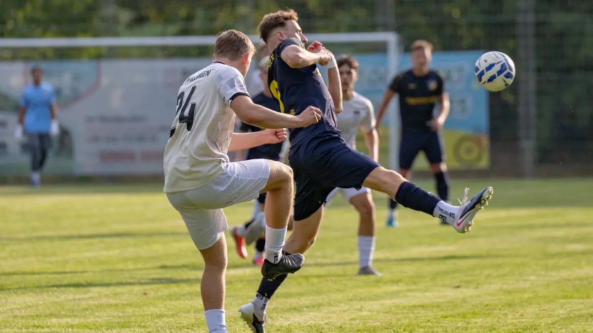 VFL Pfullingen - TSV Ehningen, Fussball, Herren, WFV-Pokal, Saison 2026/2027, 31.07.2026,: VFL Pfullingen - TSV Ehningen, Fussball, Herren, WFV-Pokal, Saison 2026/2027, 31.07.2026, #Max Florian Bieller (VFL Pfullingen #24) und Gabriel Koertge Corral (TSV Ehningen #09)
Foto: DROFITSCH/EIBNER