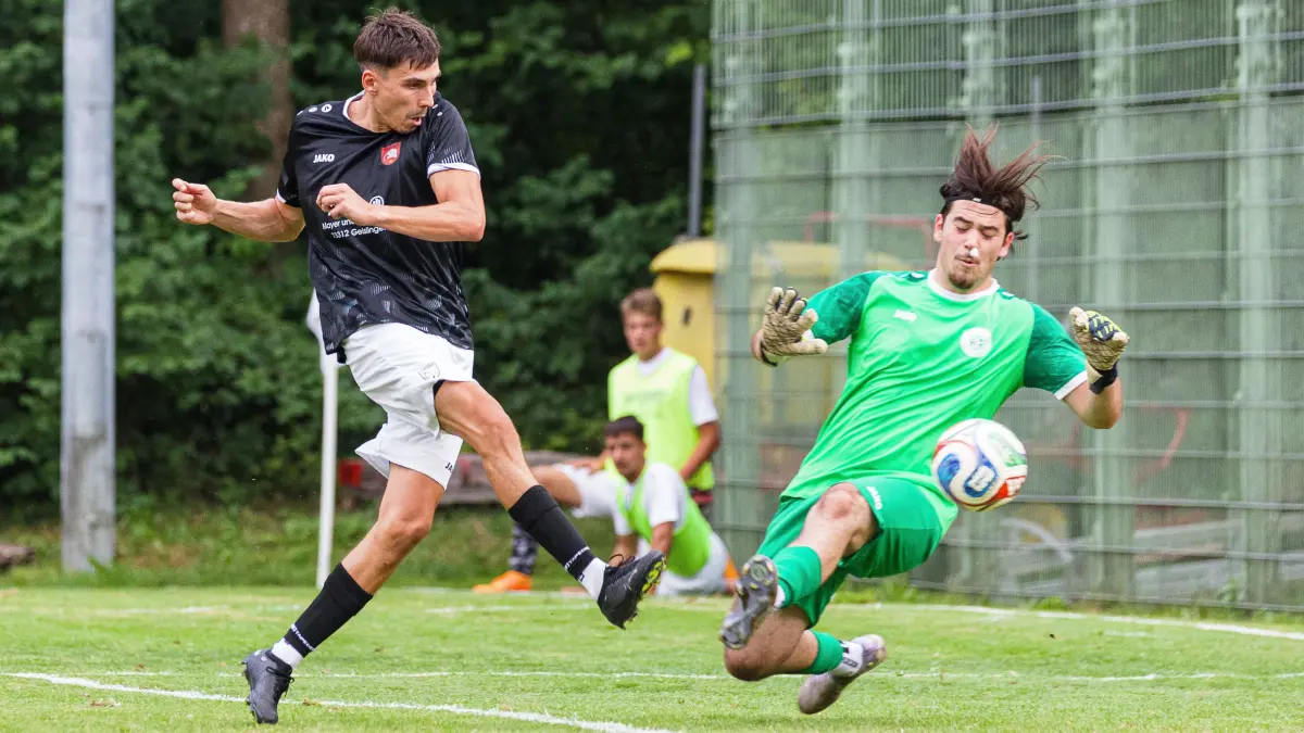 GZ-Pokal 2026: GZ-Pokal 2026; TV Deggingen - SC Geislingen II;
Spieltag 8, Spiel 1:
Julian Maurer (TV Deggingen, #9) lässt Torhüter Tümer Cengiz Kizilaslan (SC Geislingen, #36) keine Chance und trifft zum 2:0;
31.07.2026; Wiesensteig.
Foto: Thomas Madel