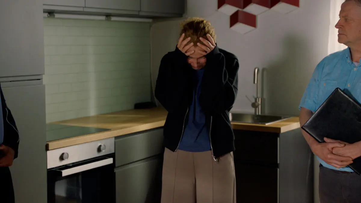Nina (Maria Wedig) kehrt an den Tatort zurück und mächtig damit zu kämpfen.