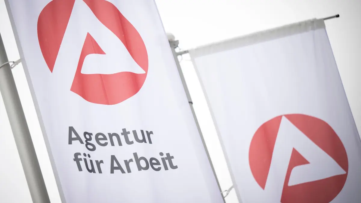 Arbeitsmarktzahlen: ARCHIV - 30.01.2026, Mecklenburg-Vorpommern, Schwerin: Fahnen mit dem Logo der Agentur für Arbeit wehen im Wind. Arbeitsagentur legt Arbeitsmarktzahlen in Mecklenburg-Vorpommern vor. (zu dpa: «Mehr Arbeitslose in Rheinland-Pfalz - vor allem Junge») Foto: Philip Dulian/dpa +++ dpa-Bildfunk +++