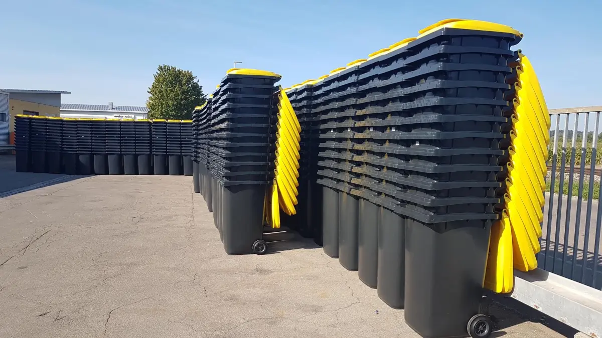 Die Gelbe Tonne ist eigentlich eine Schwarze Tonne mit gelbem Deckel. Das Entsorgungsunternehmen Knittel hält 15.000 Stück für Neu-Ulm bereit.
