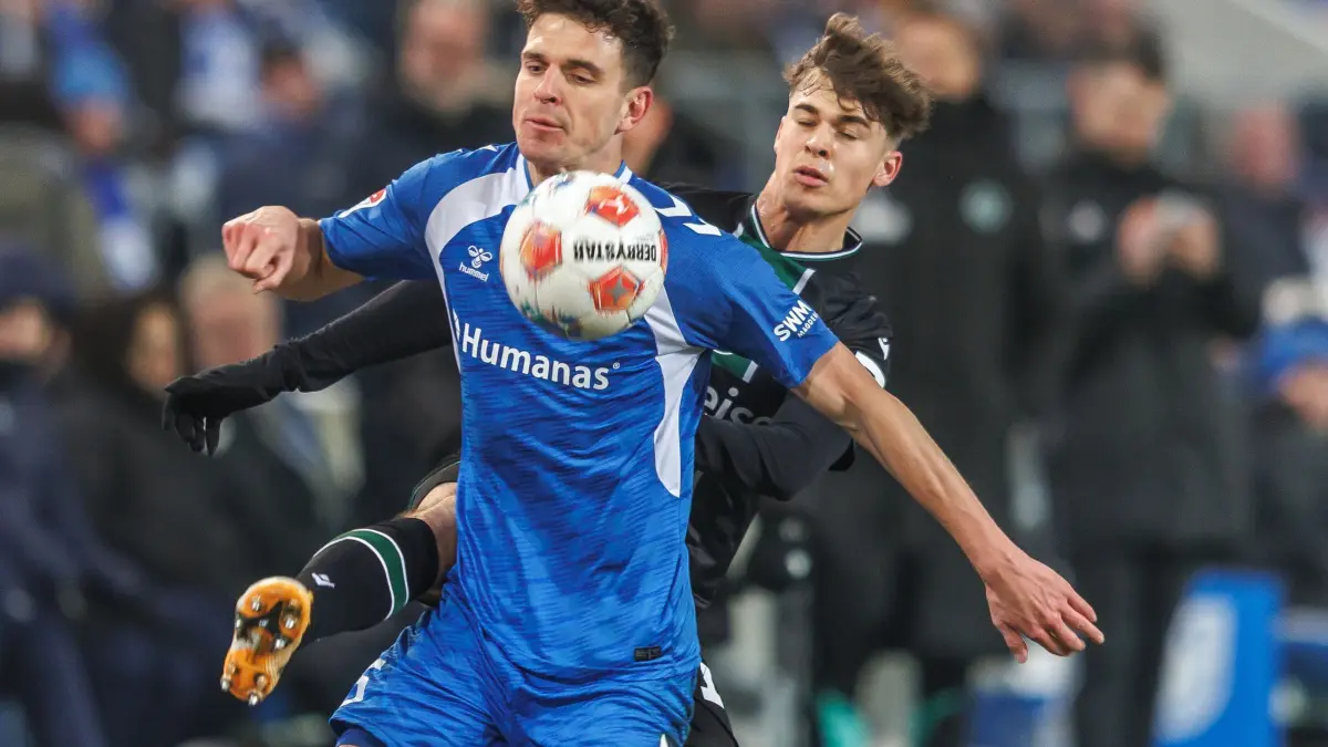 Tobias Müller: ARCHIV - 30.01.2026, Sachsen-Anhalt, Magdeburg: Fußball: 2. Bundesliga, 1. FC Magdeburg - Hannover 96, 20. Spieltag, Avnet Arena. Noah Weißhaupt (r, Hannover 96) kämpft gegen Tobias Müller (l, 1. FC Magdeburg) um den Ball. Müller hat seinen Vertrag in Magdeburg verlängert. (zu dpa: «Müller und Reimann verlängern Verträge beim 1. FC Magdeburg») Foto: Andreas Gora/dpa +++ dpa-Bildfunk +++