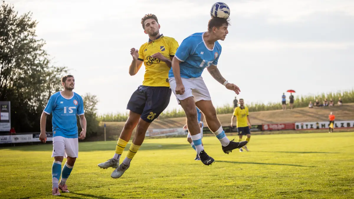 Jona Sachpazidis (gelbes Trikot) setzte im Pokalspiel gegen den FC Blaubeuren den sehenswerten Schlusspunkt.