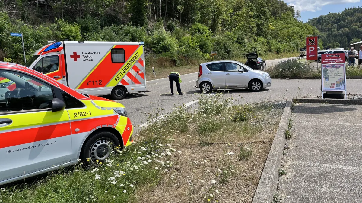 Unfall Sulz: Bei einem Verkehrsunfall am Montagvormittag auf der ehemaligen B14 am Ortsausgang von Sulz in Richtung Fischingen wurden drei Menschen verletzt.
