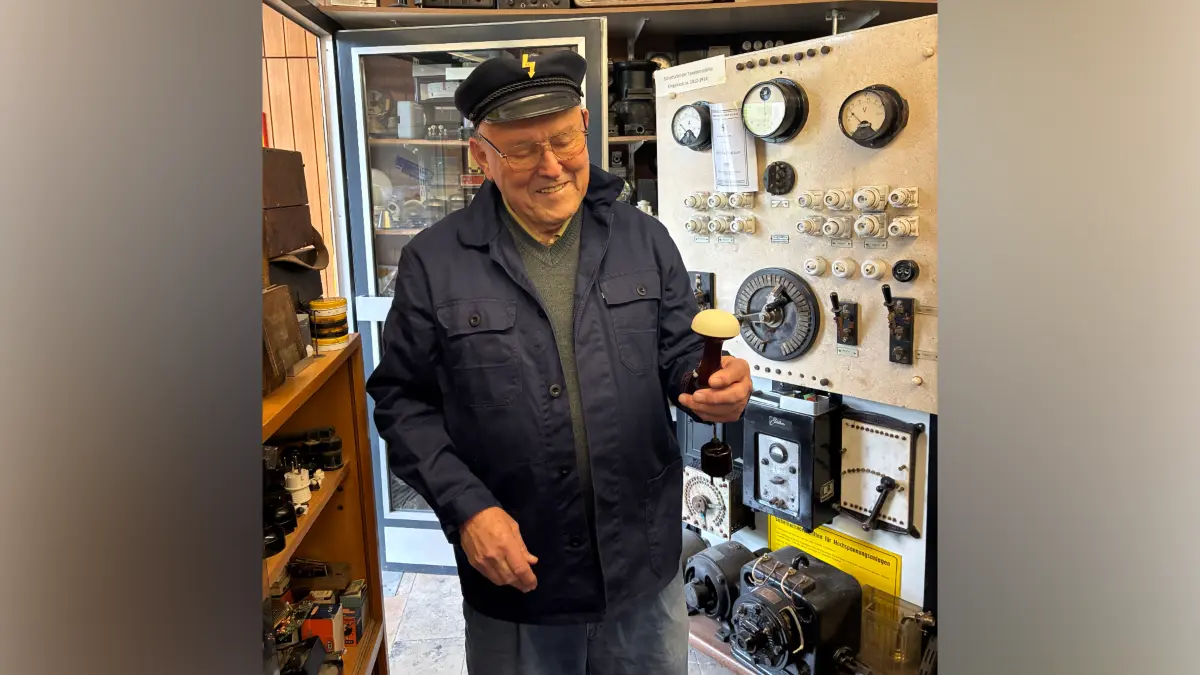 Heinz Rittinger in seinem Reich. In der Hand hält er den elektrischen Stopfpilz von Konrad Adenauer