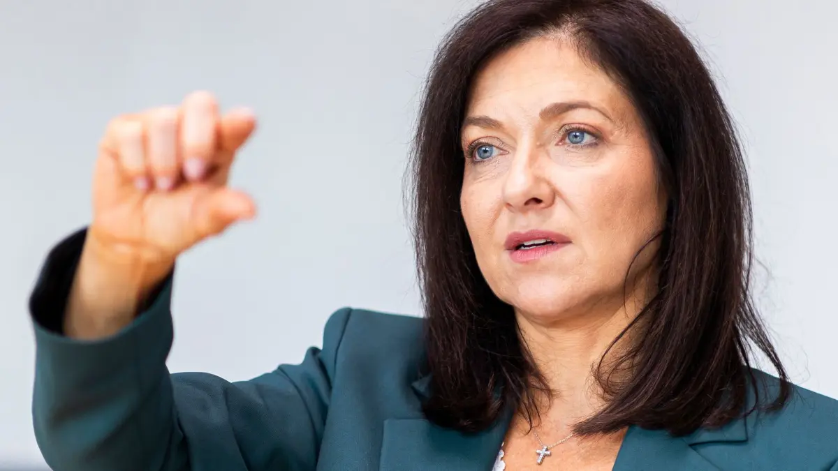 Interview mit Bundeswirtschaftsministerin Reiche: 30.07.2026, Niedersachsen, Salzgitter: Bundeswirtschaftsministerin Katherina Reiche (CDU) während eines Interviews mit der Deutschen Presse-Agentur nach ihrem Besuch der Salzgitter AG im Rahmen ihrer Sommerreise. Foto: Michael Matthey/dpa +++ dpa-Bildfunk +++
